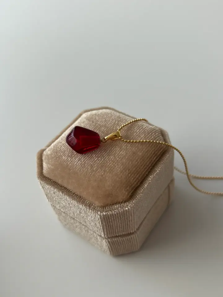 Nar Tanesi Charm Kolye